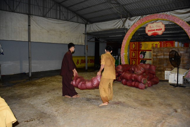 Continuing to support people in need in the Covid-19 pandemic of Hoang Phap Pagoda (series 7)